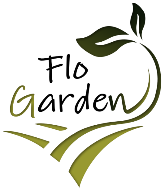 Logo flo-garden Logo de Flo Garden composé du nom stylisé en deux polices manuscrites. Le mot “Flo” est écrit en noir, au-dessus de “Garden” écrit en deux couleurs : le “G” en vert olive clair et le reste en noir. Une tige courbe entoure le texte en formant un cercle partiel, qui se termine par deux feuilles. En bas, des formes abstraites vertes représentent des champs ou des sillons. L’ensemble évoque la nature, l’agriculture durable et la croissance